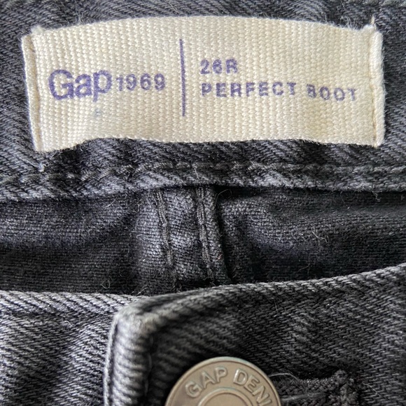 Gap Perfect Boot Jeans. Size 26. - Picture 3 of 3